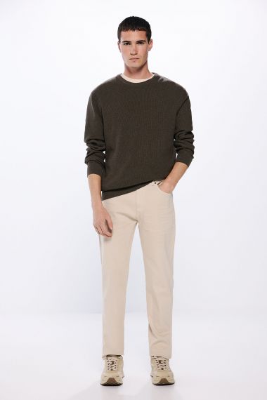 Pantalón color lavado slim fit