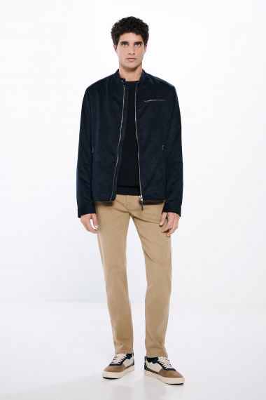 Pantalón color lavado slim fit