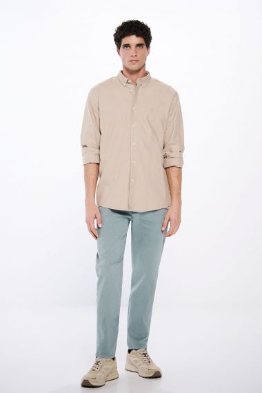 Pantalón color lavado slim fit