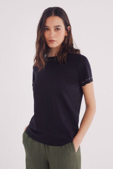 Camiseta tachas cuello y mangas