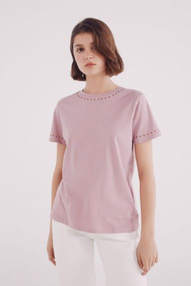 Camiseta tachas cuello y mangas