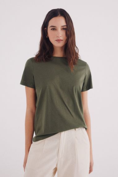 Camiseta tachas cuello y mangas