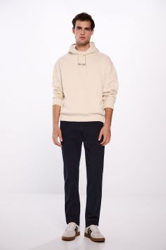 Pantalón color lavado slim fit
