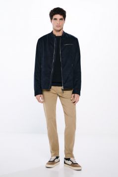 Pantalón color lavado slim fit