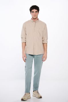 Pantalón color lavado slim fit