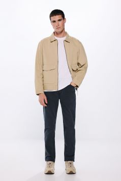 Pantalón color lavado slim fit