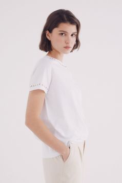 Camiseta tachas cuello y mangas