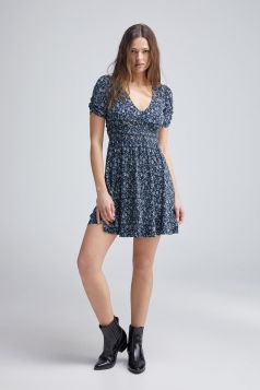 Vestido corto estampado gomas